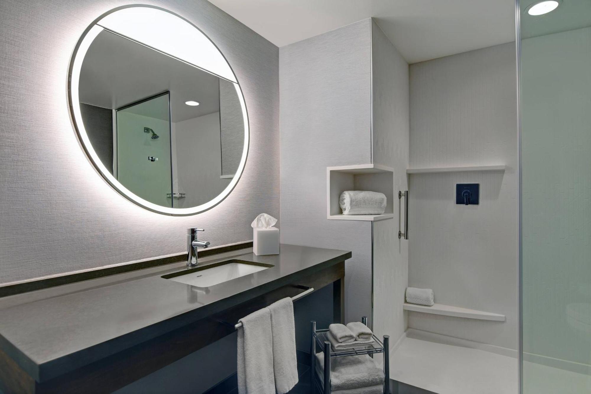 Courtyard By Marriott Manhattan Aggieville Exteriör bild