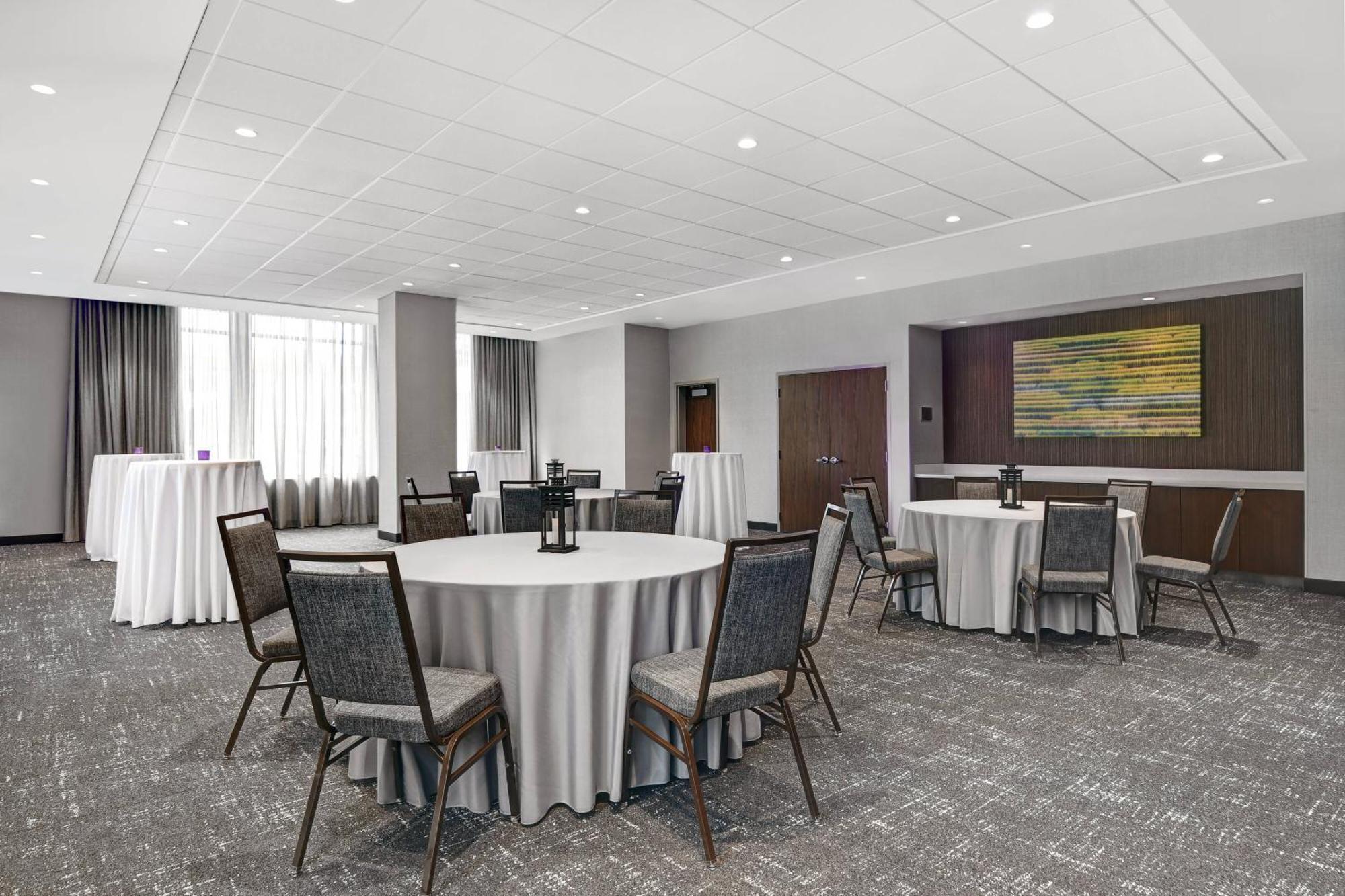 Courtyard By Marriott Manhattan Aggieville Exteriör bild