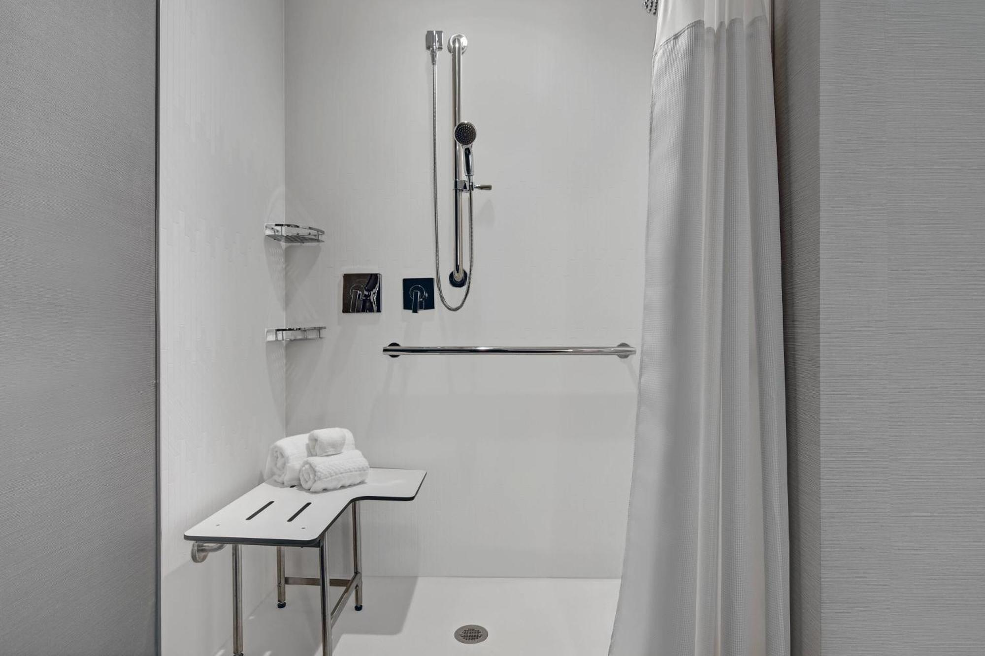 Courtyard By Marriott Manhattan Aggieville Exteriör bild