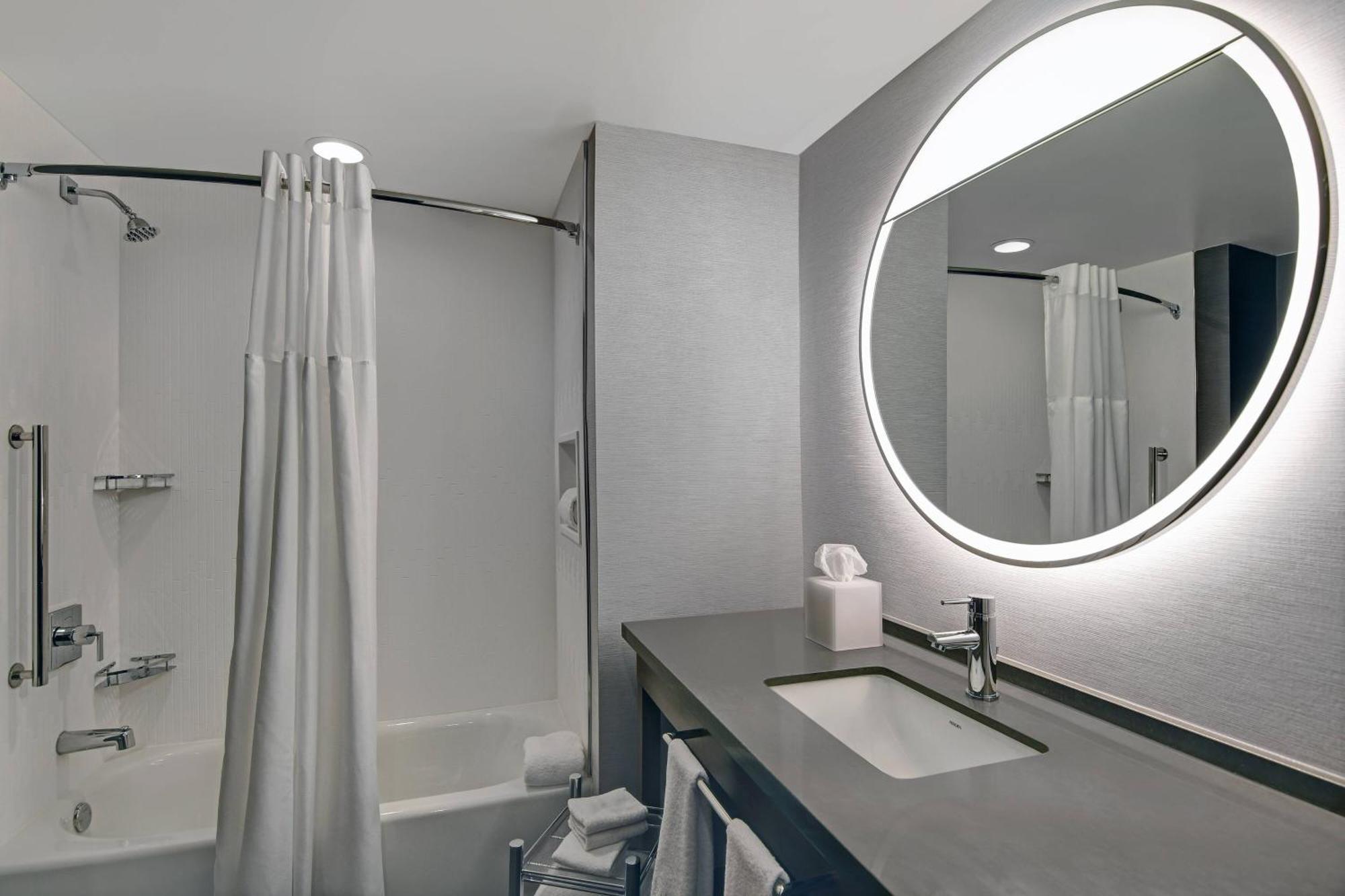 Courtyard By Marriott Manhattan Aggieville Exteriör bild