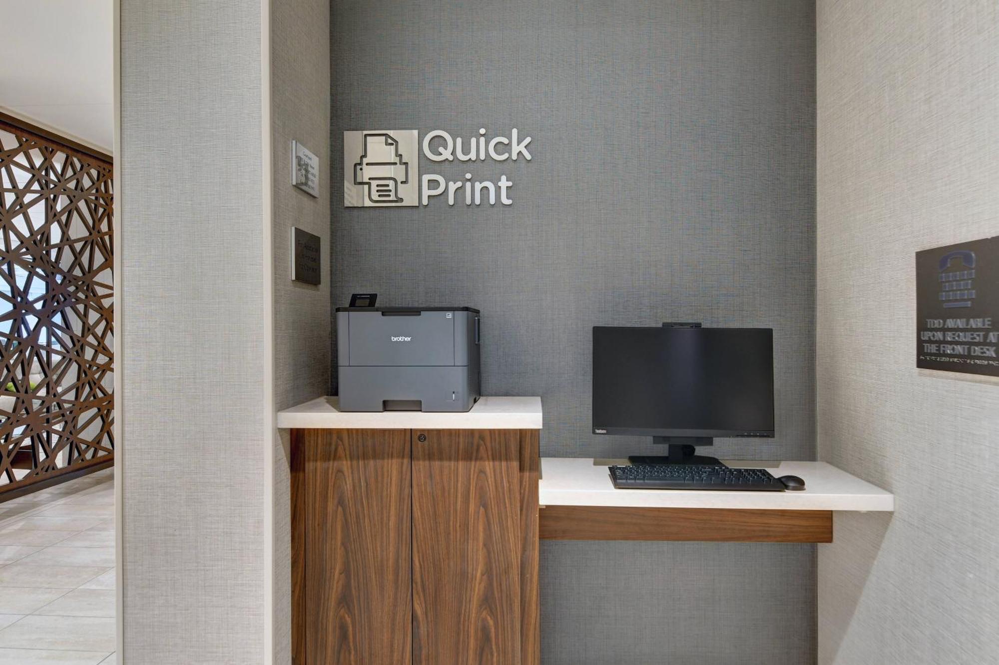 Courtyard By Marriott Manhattan Aggieville Exteriör bild