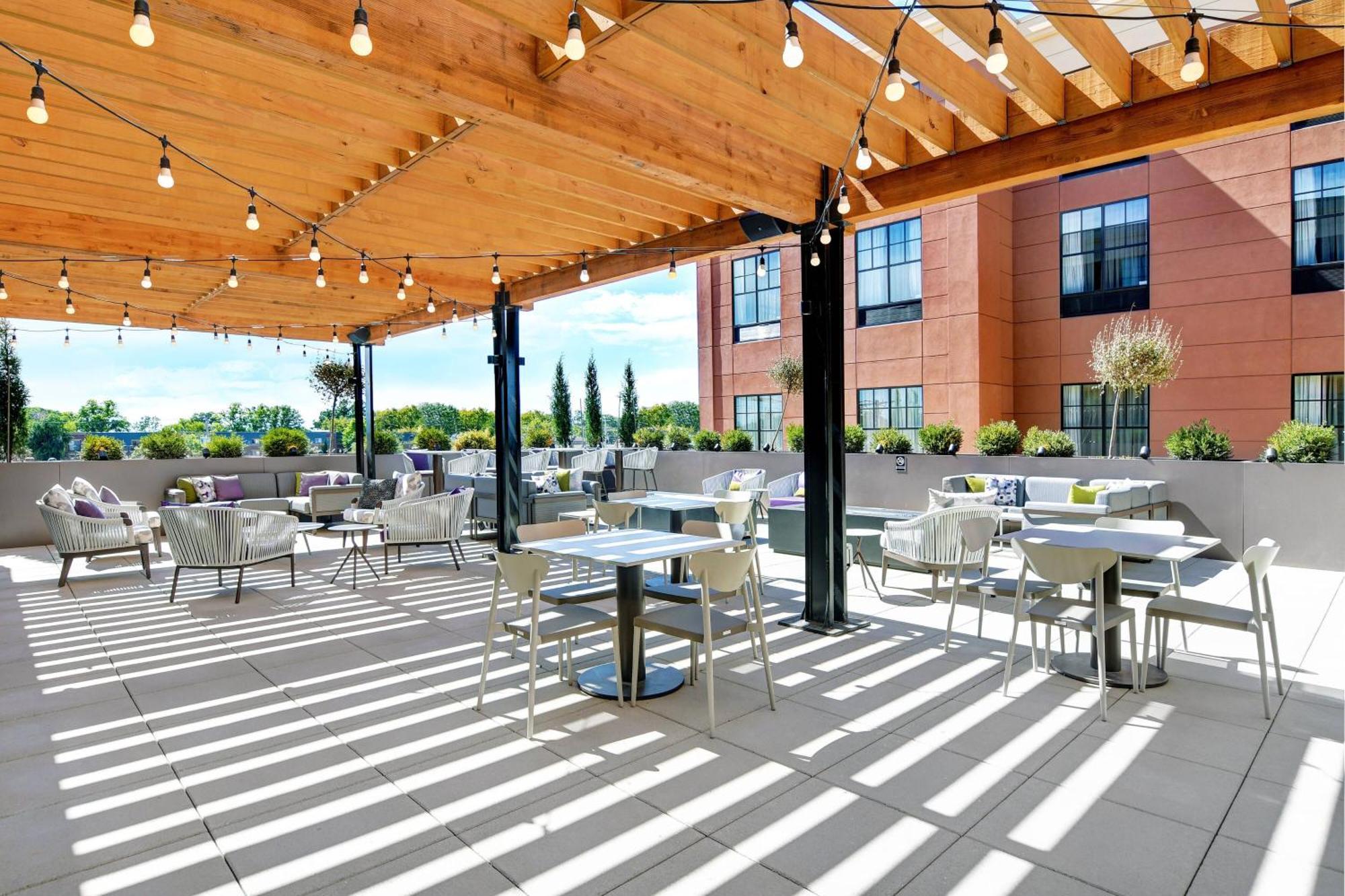 Courtyard By Marriott Manhattan Aggieville Exteriör bild