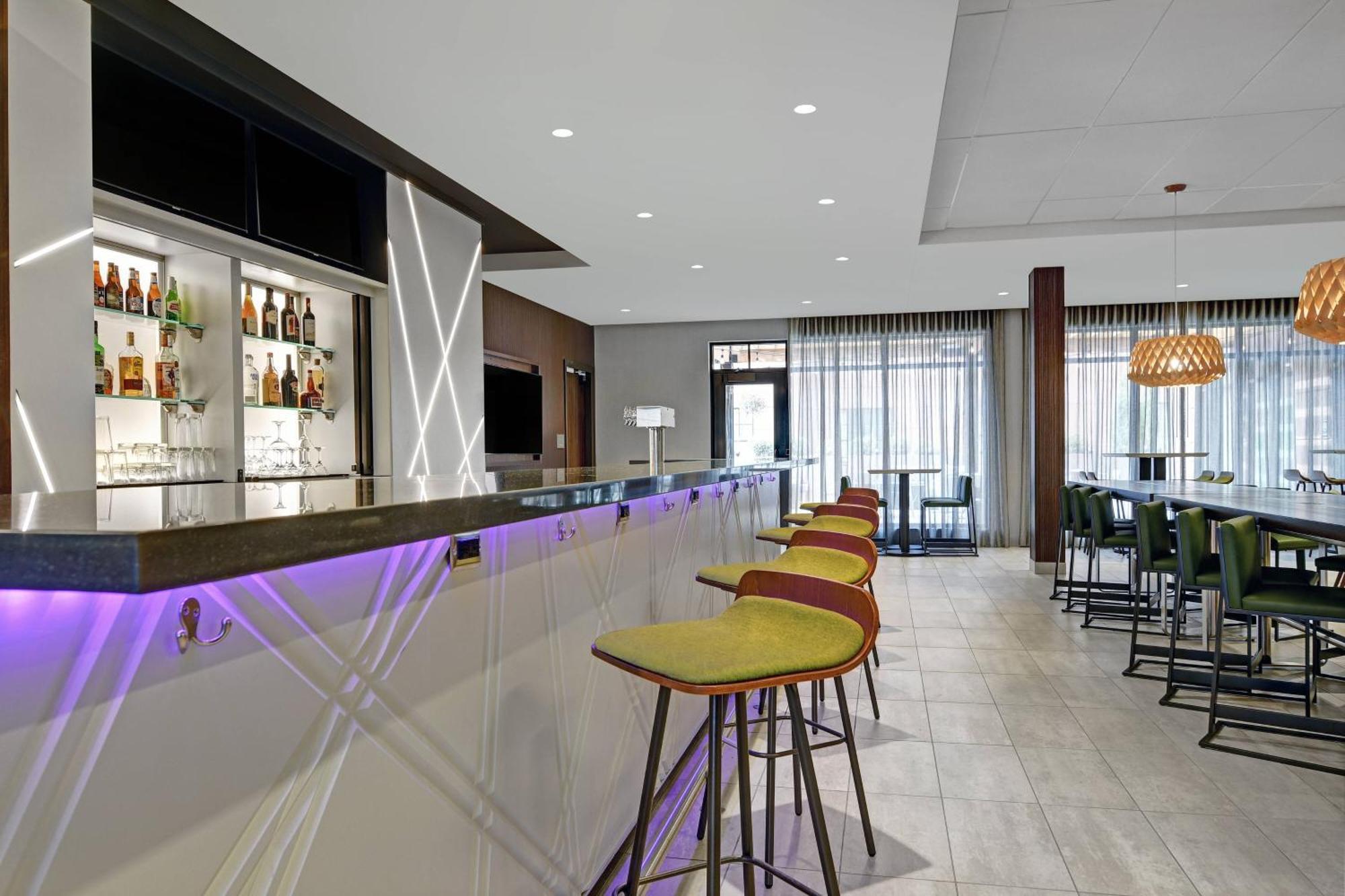 Courtyard By Marriott Manhattan Aggieville Exteriör bild
