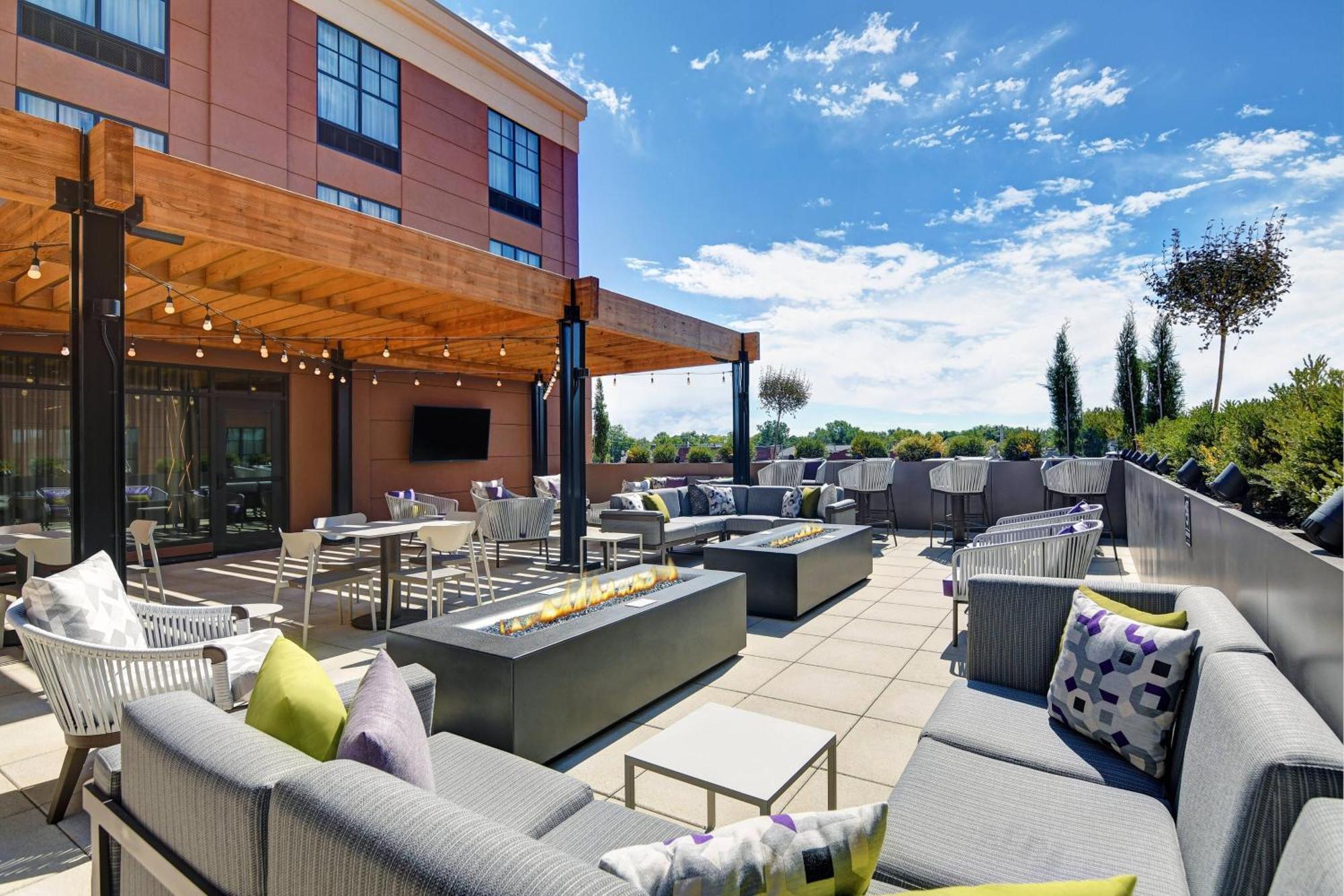 Courtyard By Marriott Manhattan Aggieville Exteriör bild