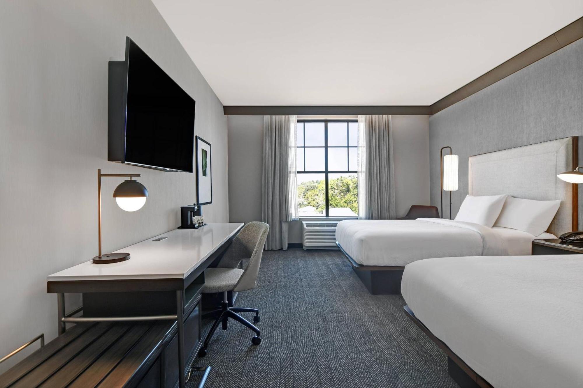 Courtyard By Marriott Manhattan Aggieville Exteriör bild